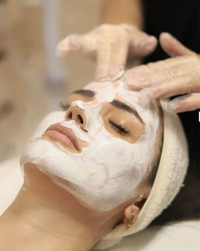Aplicación real de mascarilla en tratamiento de cosmetología clínica EK